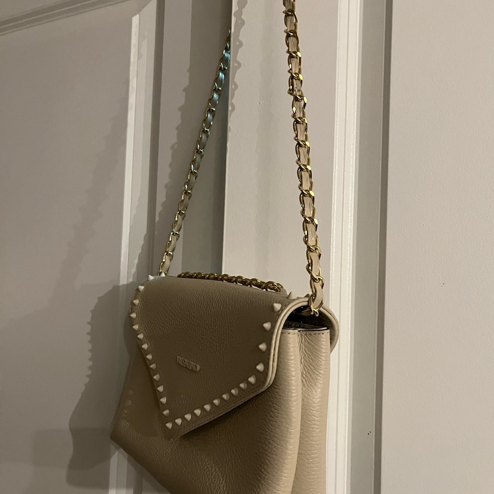 Mario Valentino Cream Pebbled Leather Envelope Crossbody with Gold Chain NWOT - Picture 4 of 16
